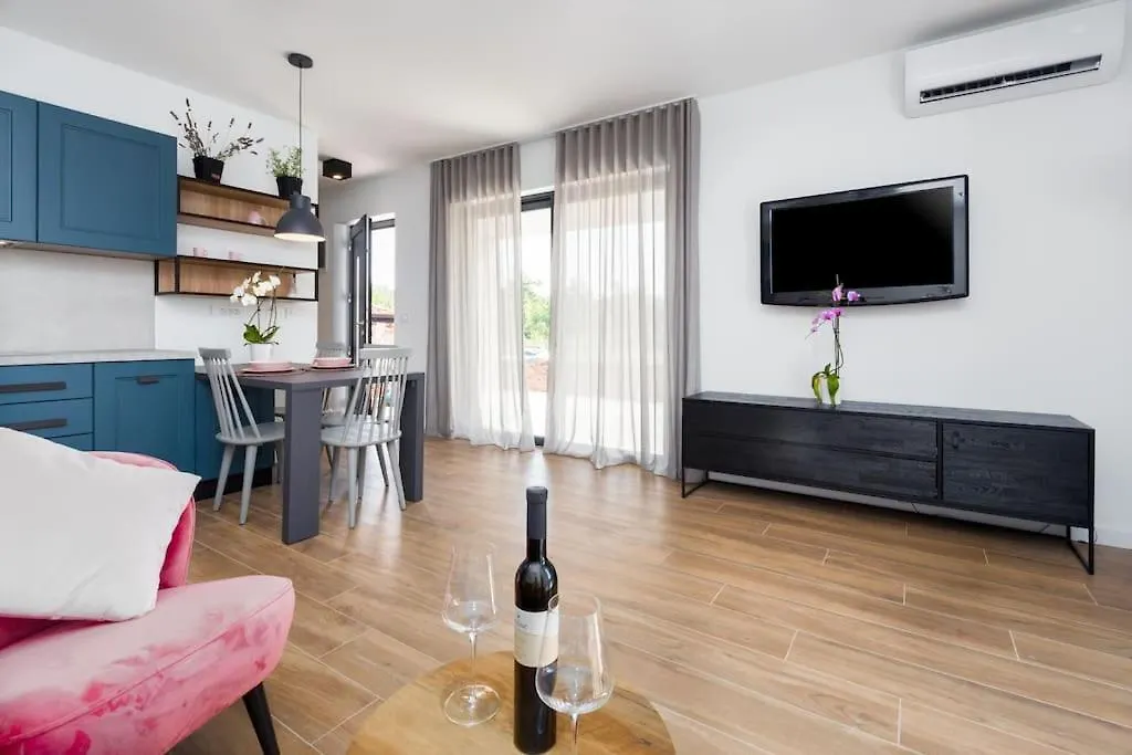 Marcante - Designer, Romantic Pool View Suite Poreč Apartament